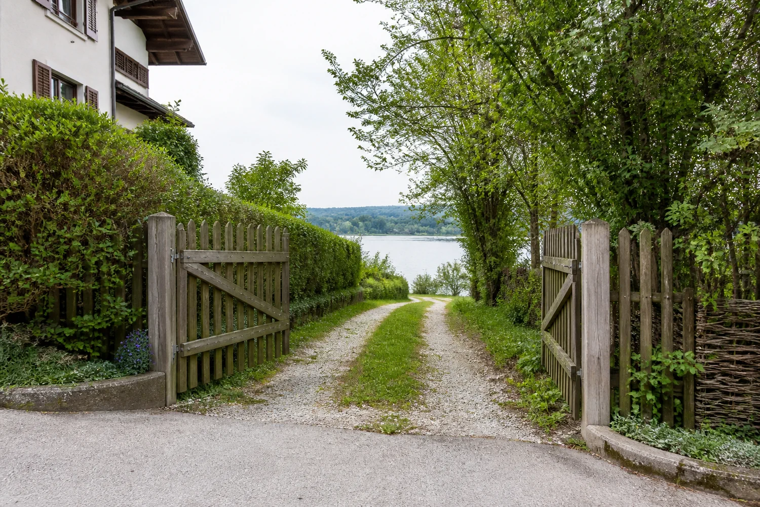 Schlichter Weg aus einem Wohnumfeld in Richtung Wasser